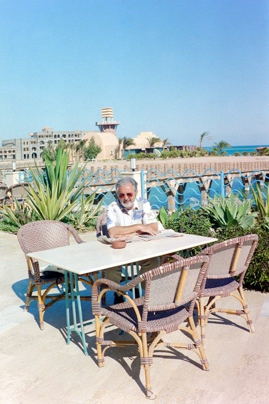 El Gouna 2001年的今天，一名游客在酒店的露台上享受阳光明媚的好天气。埃及红海。